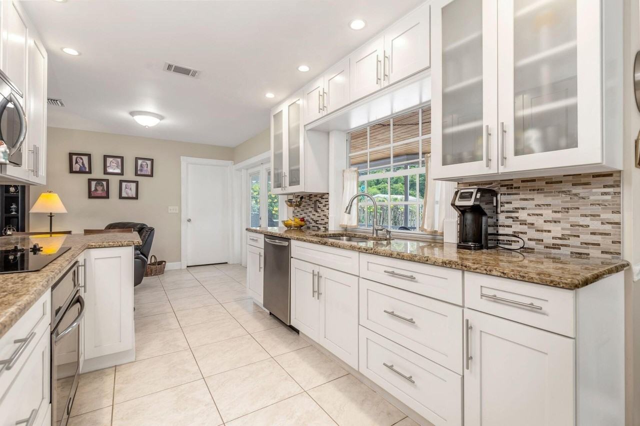 502 Oak Ter - Photo 7 of 30