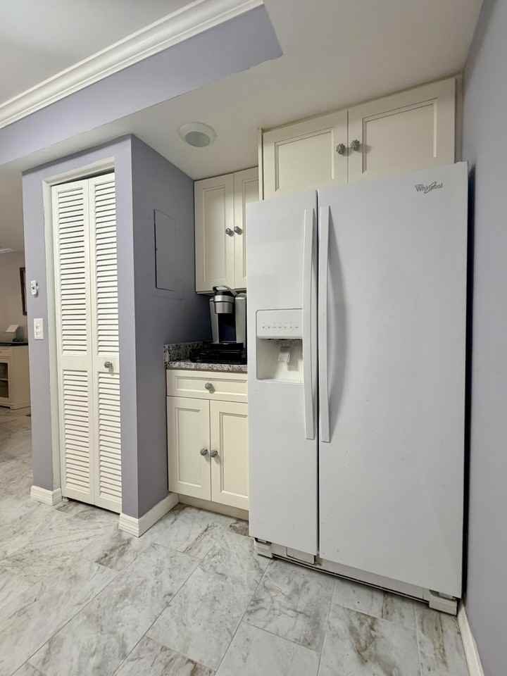 2425 Presidential Way #304 - Photo 3 of 24