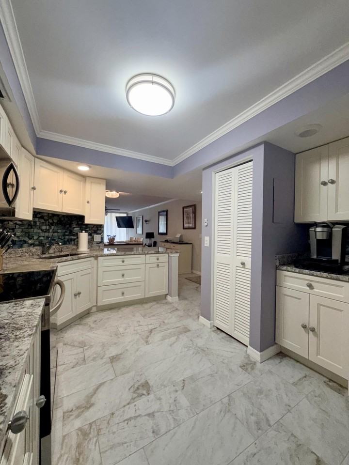 2425 Presidential Way #304 - Photo 4 of 24