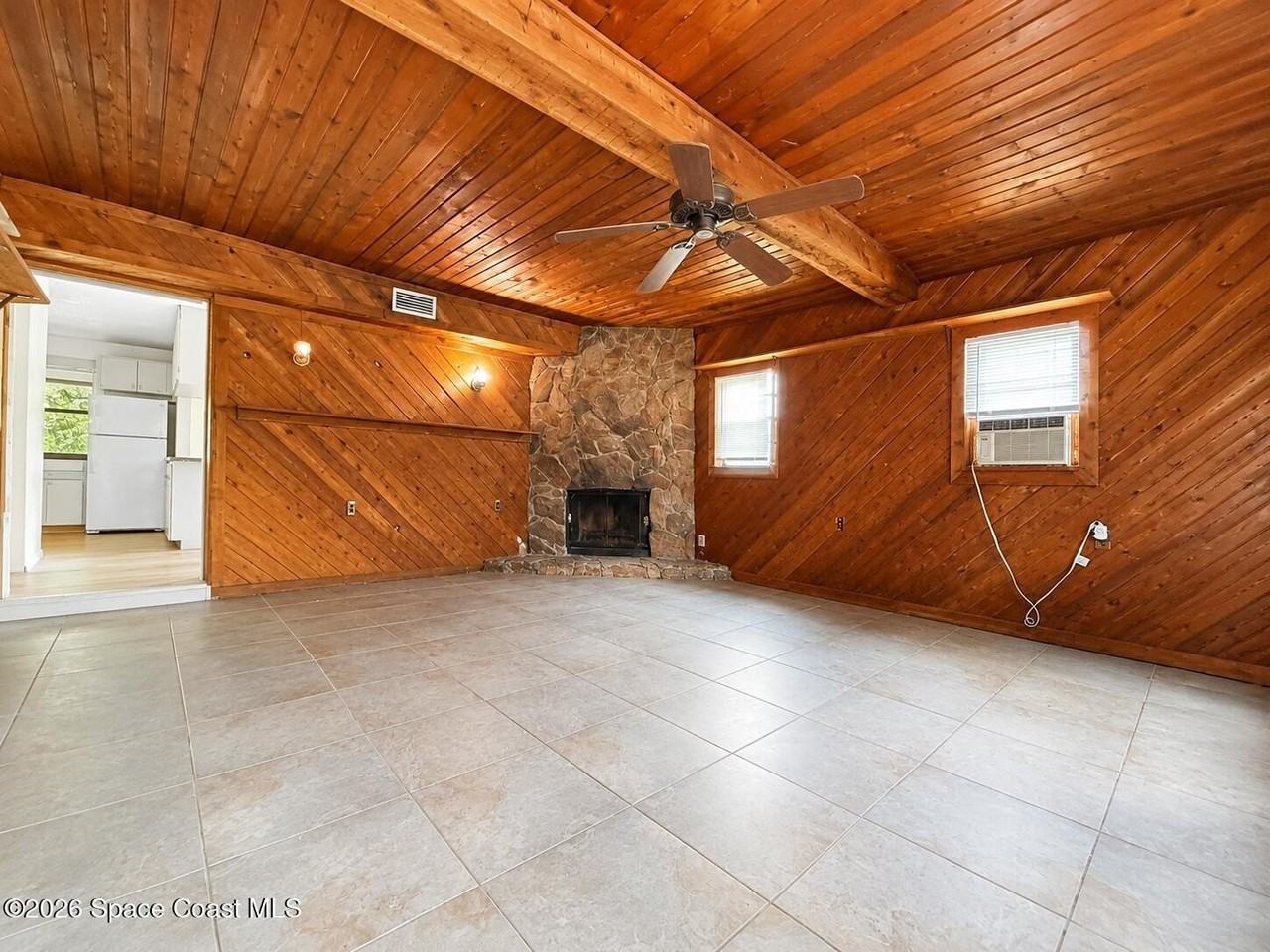 1070 Lee Ave - Photo 4 of 11