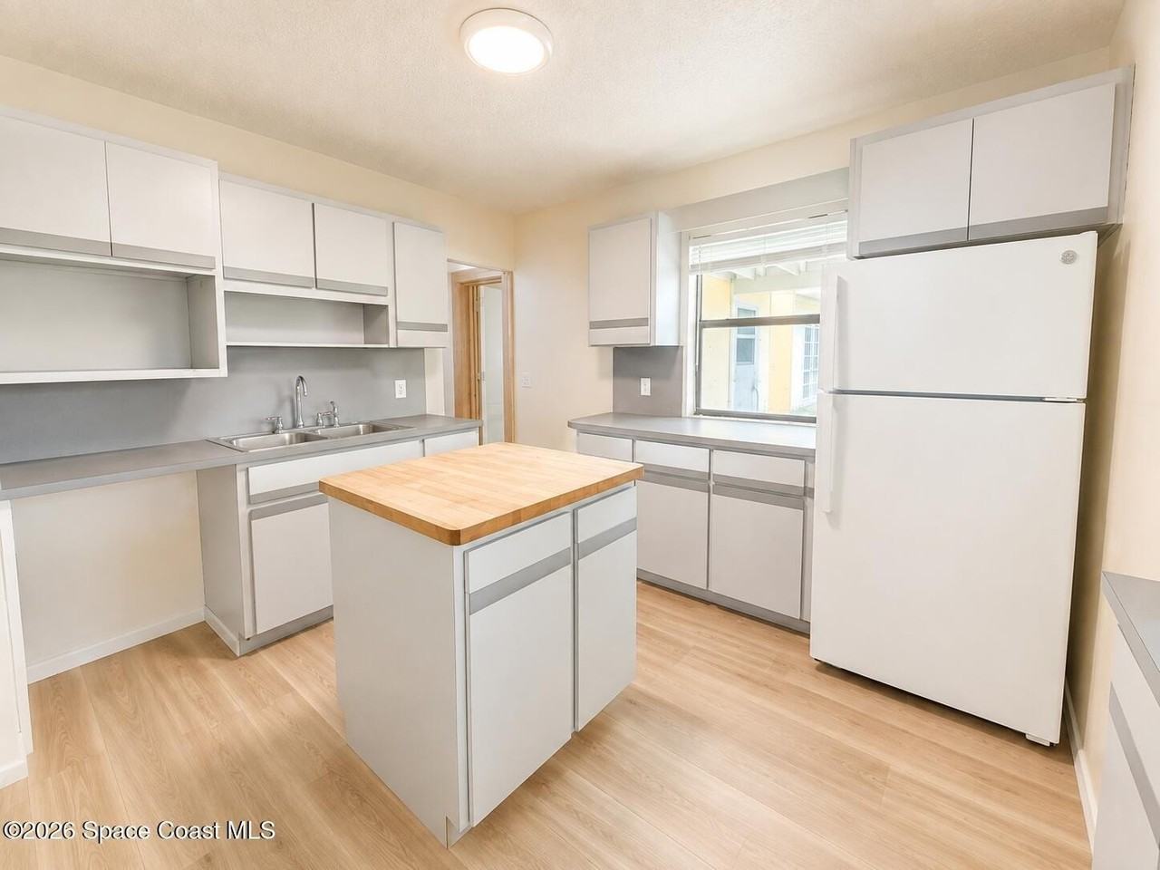 1070 Lee Ave - Photo 5 of 11