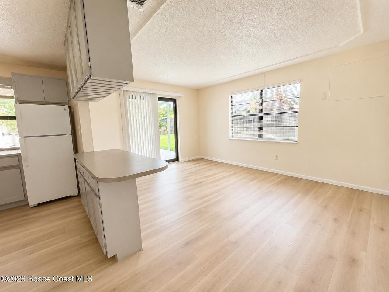 1070 Lee Ave - Photo 6 of 11