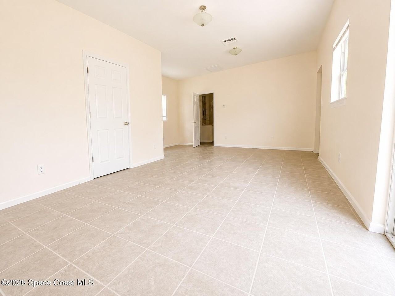 1070 Lee Ave - Photo 7 of 11