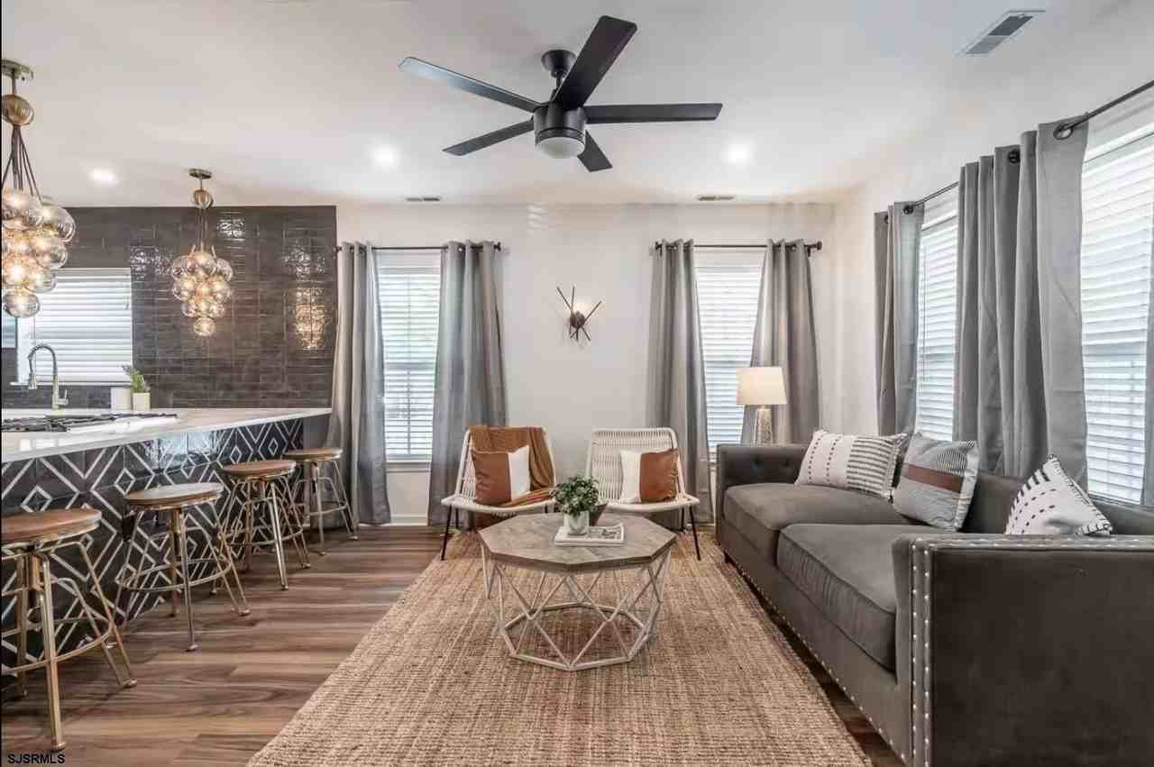 201 Grammercy Pl - Photo 2 of 10