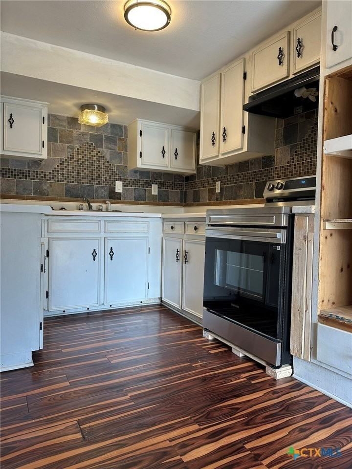 1704 Avondale St - Photo 2 of 11