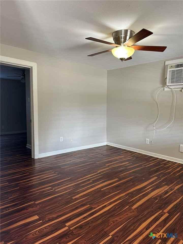 1704 Avondale St - Photo 5 of 11