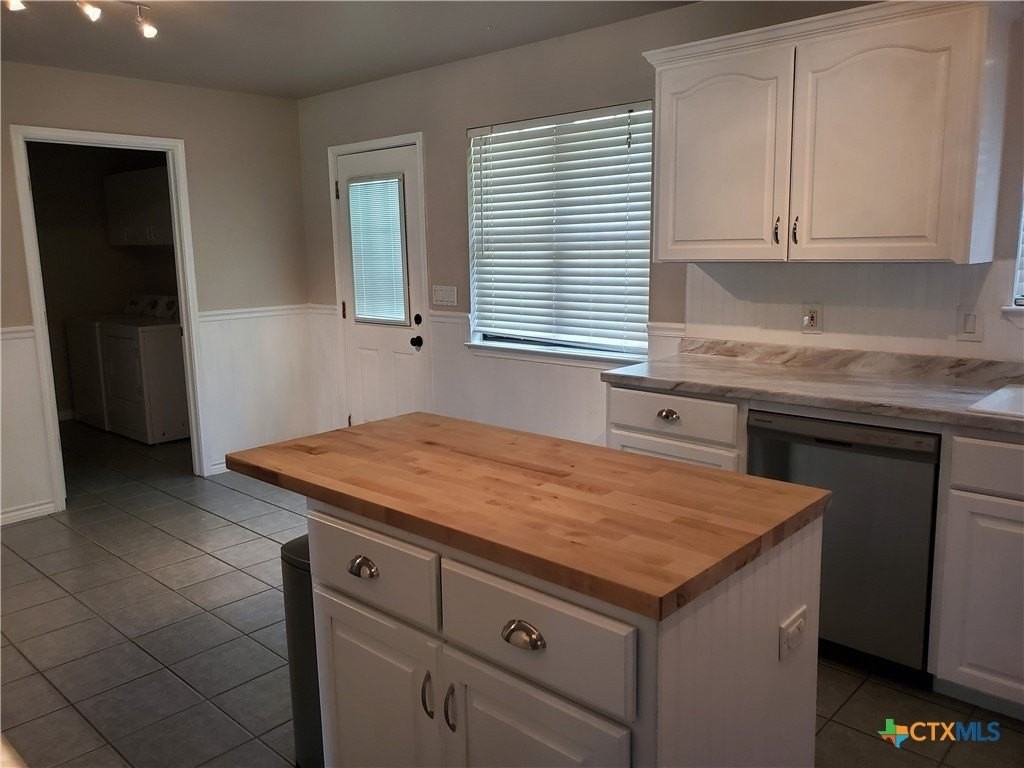 136 Royal Crest Cir - Photo 5 of 14