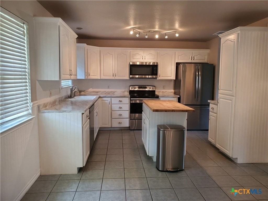 136 Royal Crest Cir - Photo 7 of 14