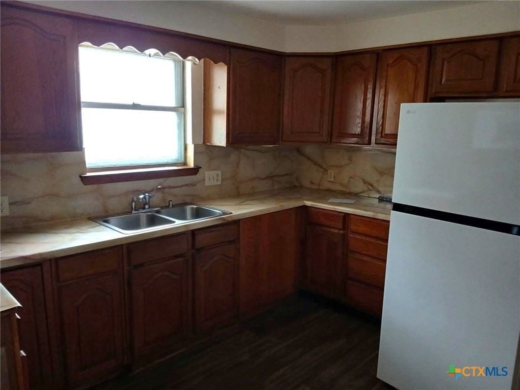 502 N Guadalupe St - Photo 4 of 10