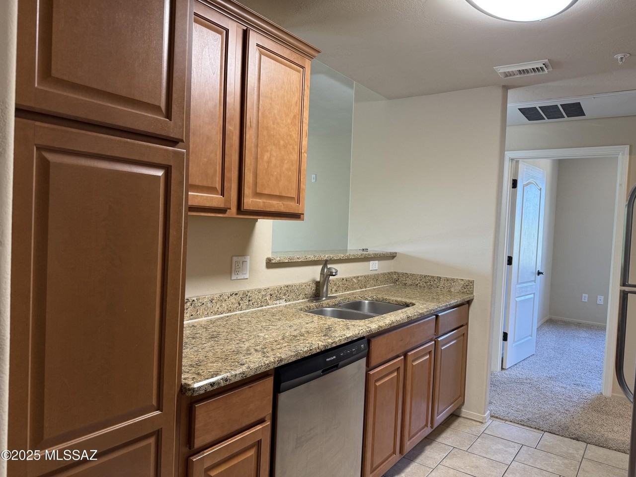 2550 E River Rd #7201 - Photo 4 of 32