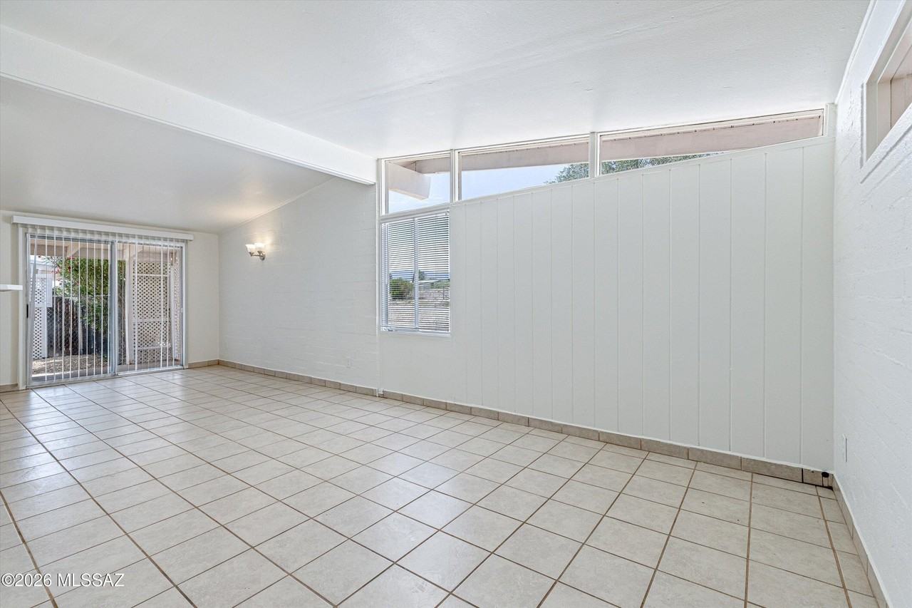 104 N Douglas Ave - Photo 7 of 30