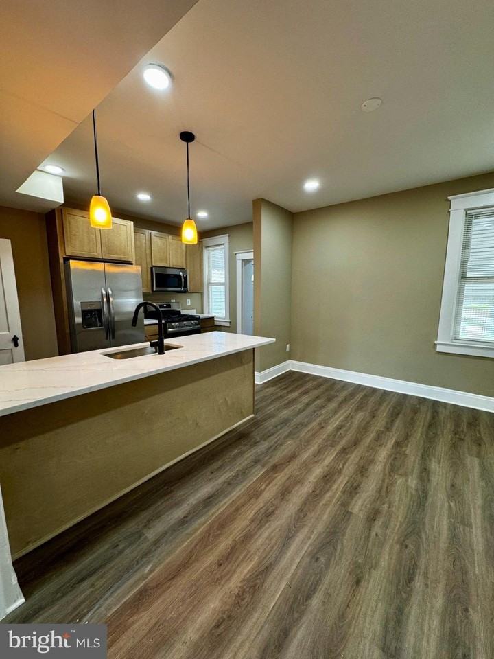 2613 Chesterfield Ave - Photo 5 of 25