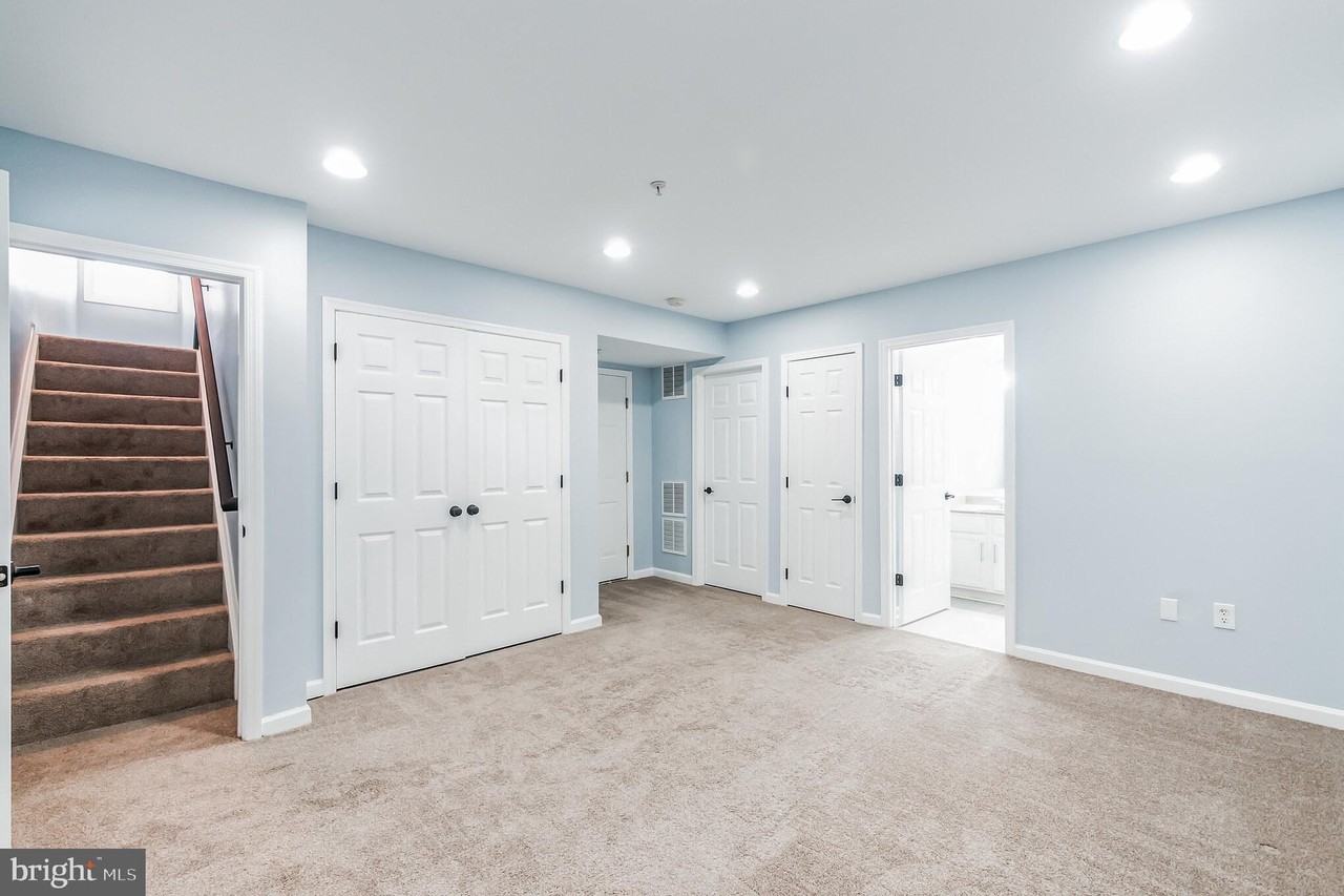 10329 Bridle Ct - Photo 3 of 30