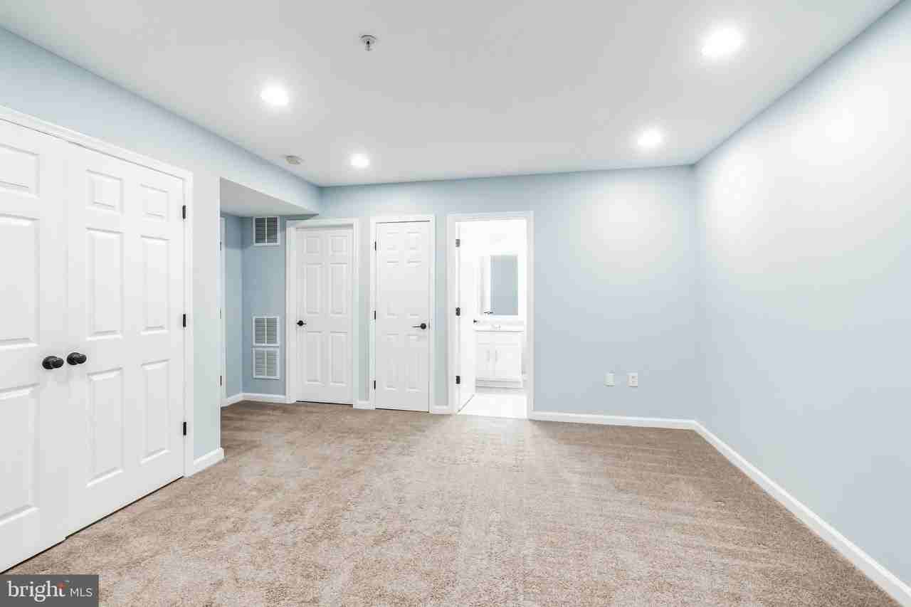 10329 Bridle Ct - Photo 4 of 30