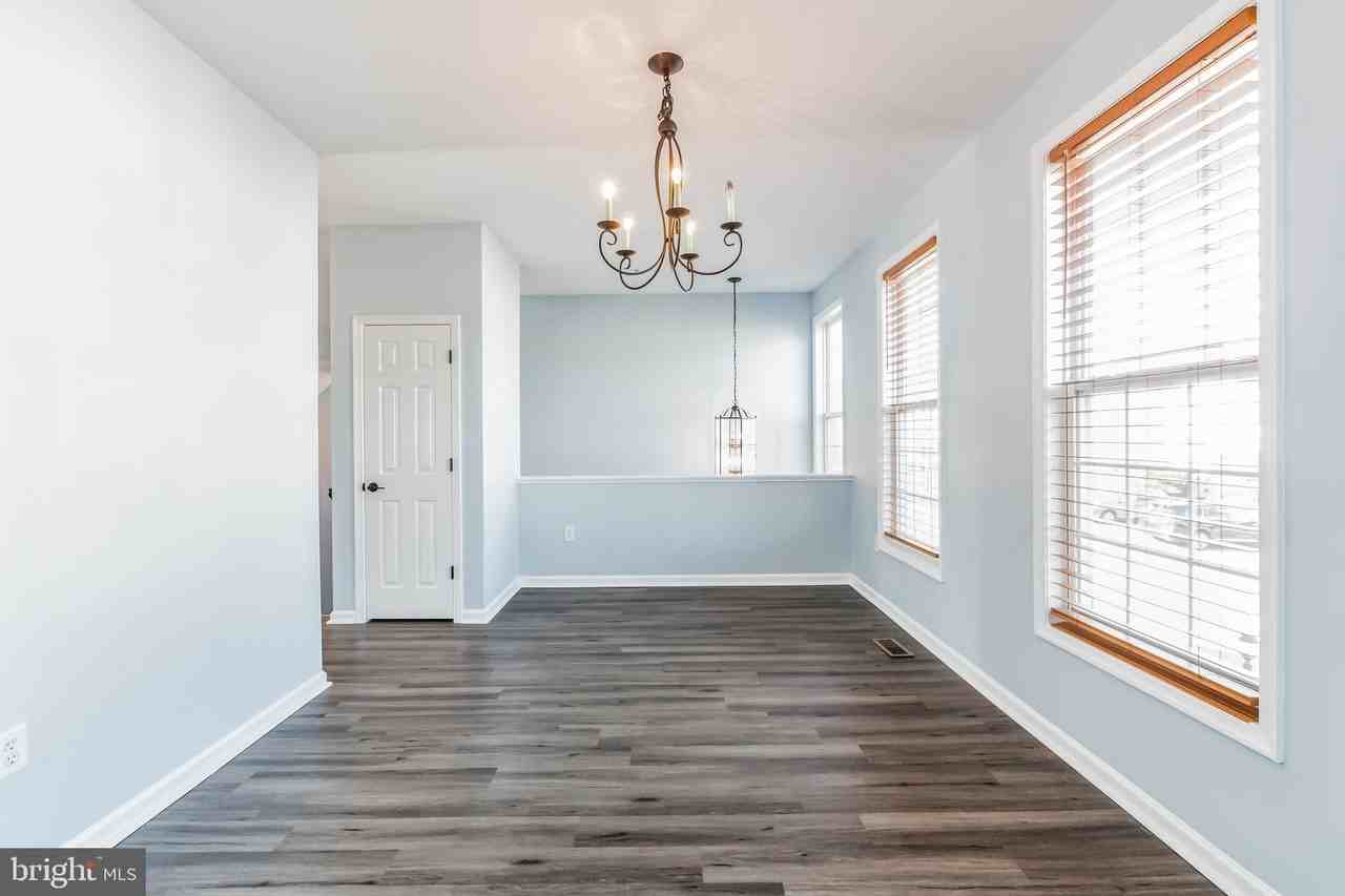 10329 Bridle Ct - Photo 7 of 30