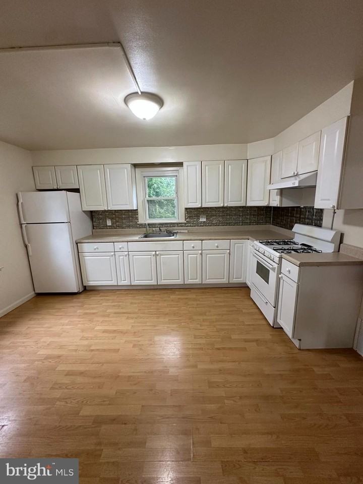 104 S Pearl St - Photo 2 of 18