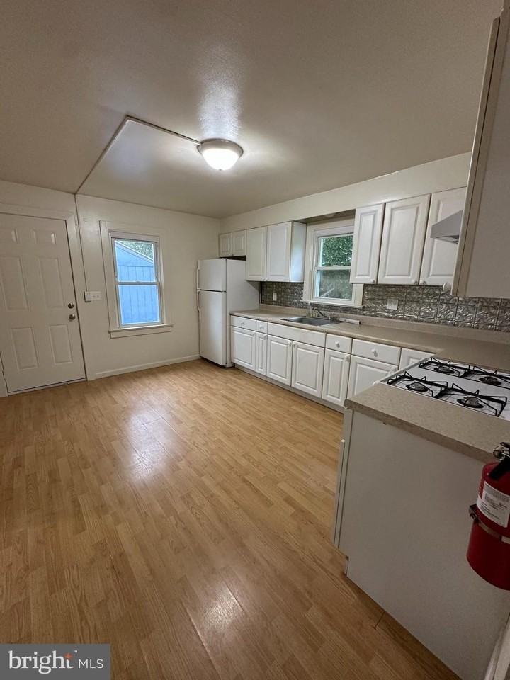 104 S Pearl St - Photo 3 of 18