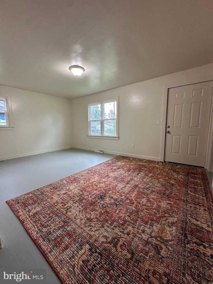104 S Pearl St - Photo 4 of 18