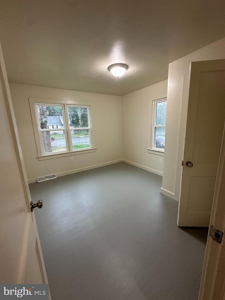104 S Pearl St - Photo 7 of 18