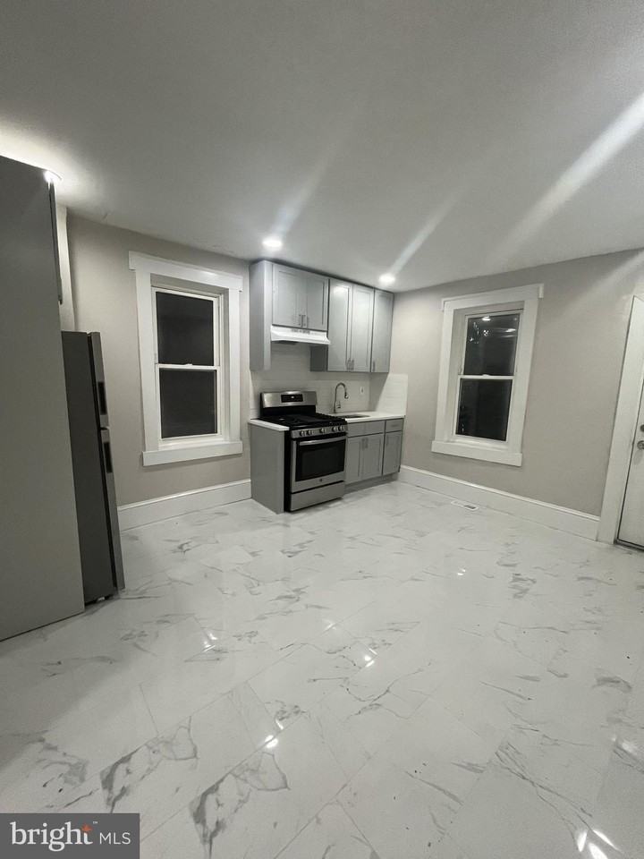 82 Mechanics Ave - Photo 4 of 14
