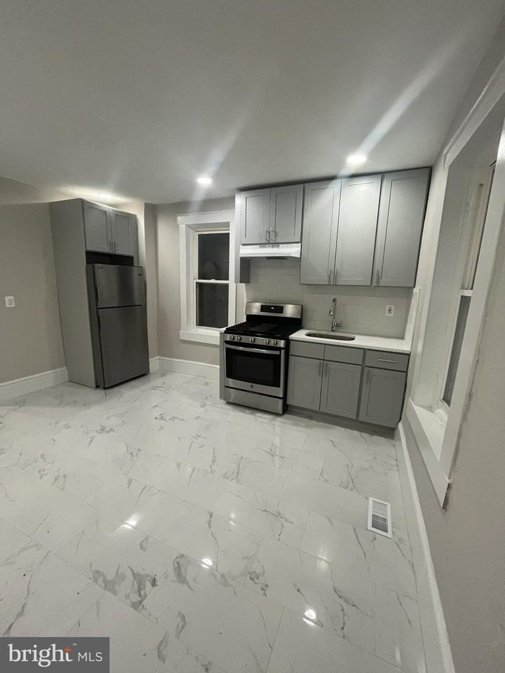 82 Mechanics Ave - Photo 5 of 14