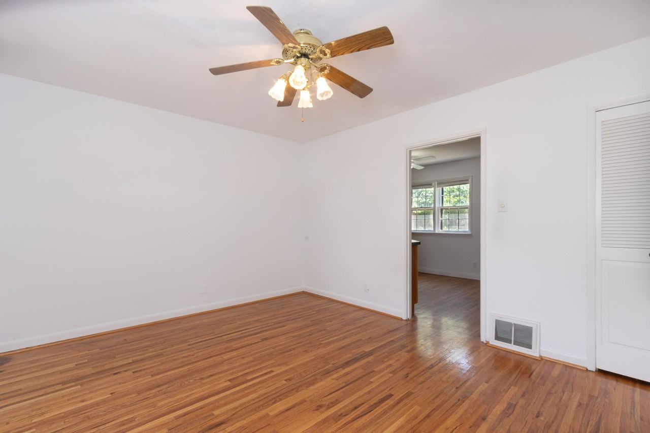9046 Southview Ln - Photo 3 of 23