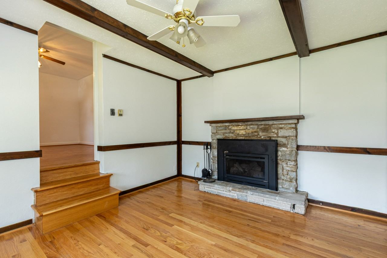 9046 Southview Ln - Photo 5 of 23
