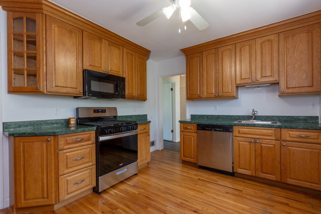 9046 Southview Ln - Photo 7 of 23