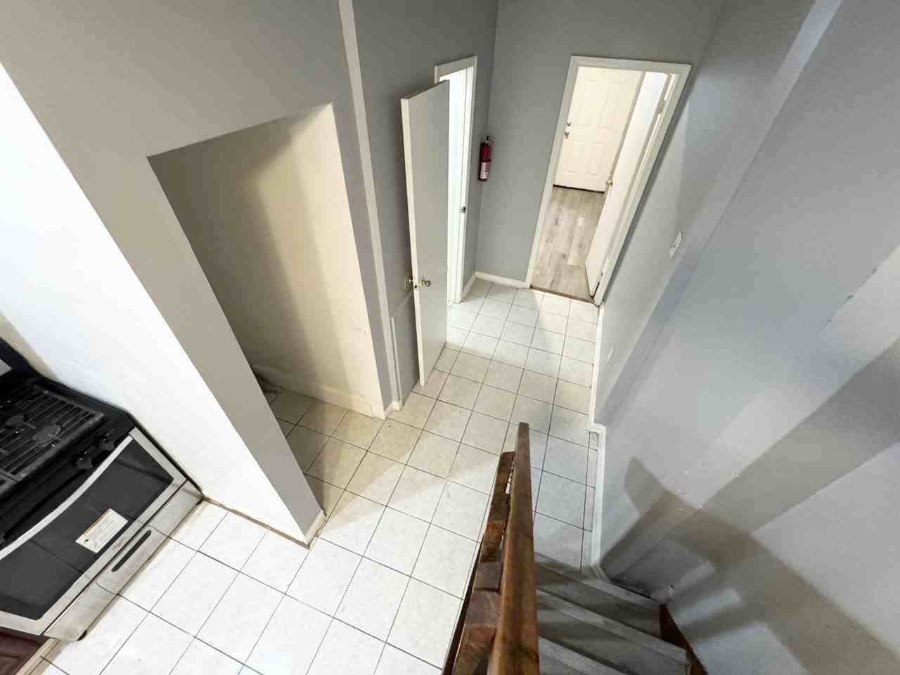 1537 A St Se - Photo 4 of 19