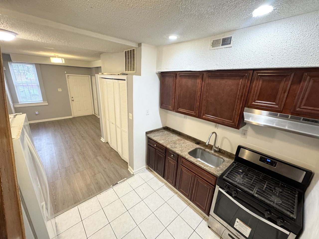 1537 A St Se - Photo 3 of 19