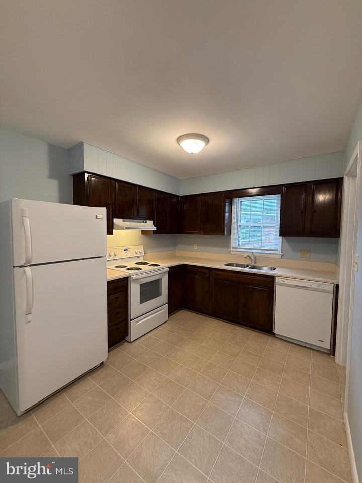 1315 Rappahannock Ave - Photo 3 of 12