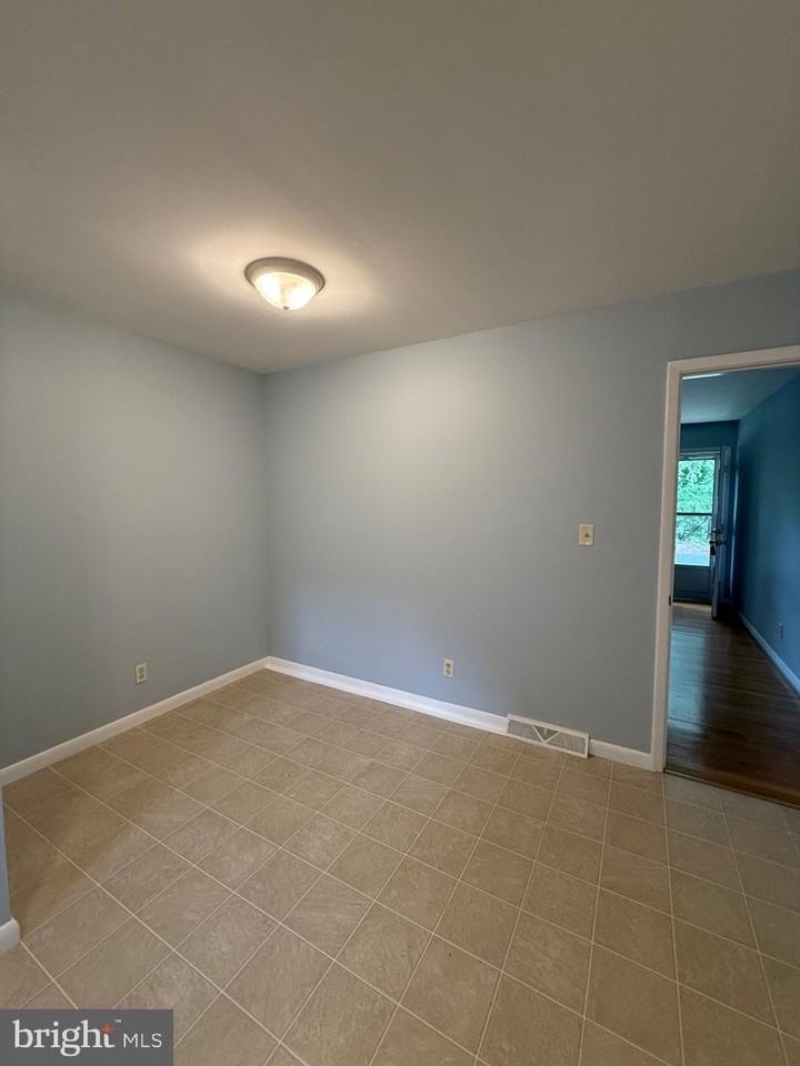 1315 Rappahannock Ave - Photo 5 of 12