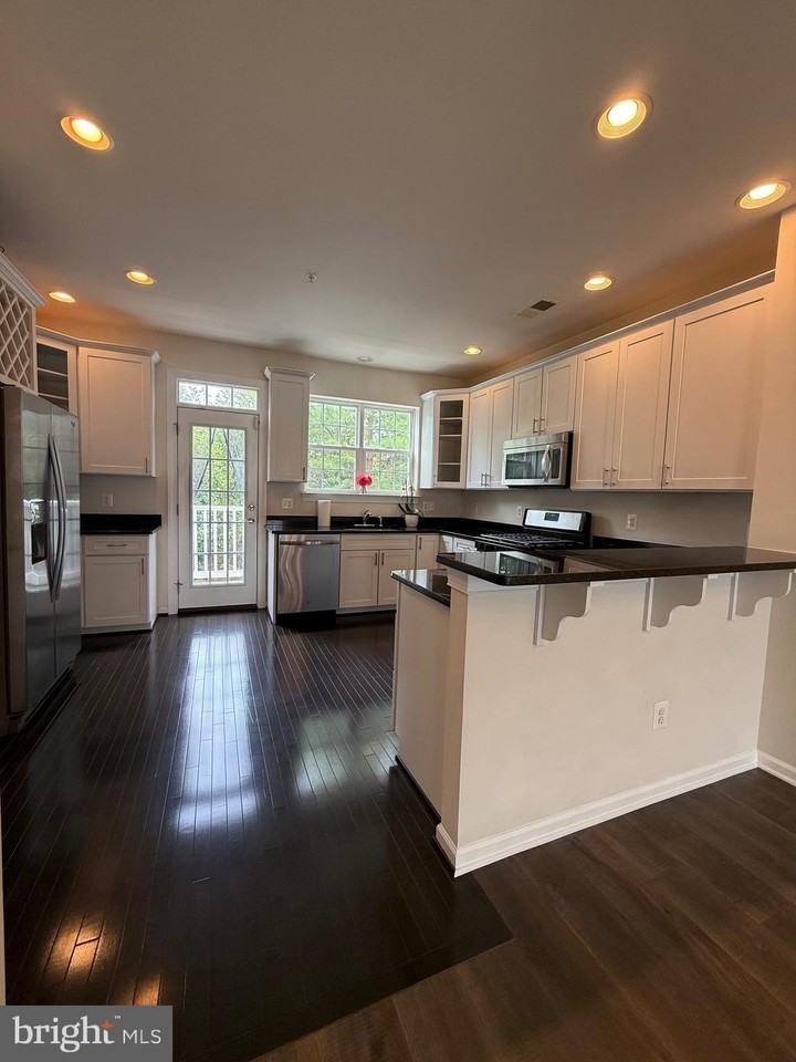 7476 Riding Meadow Way - Photo 4 of 28
