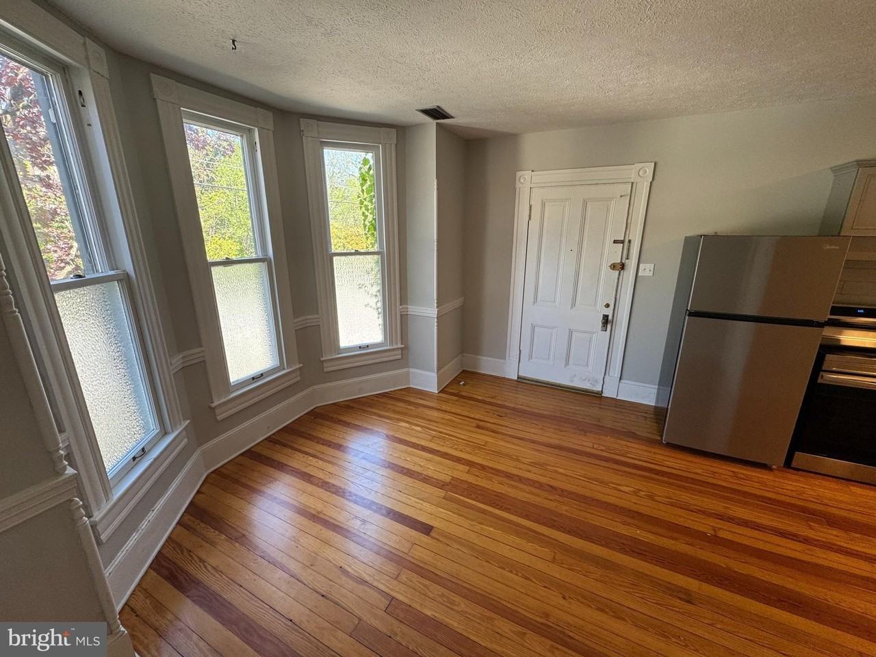 29 W Leicester St - Photo 2 of 9