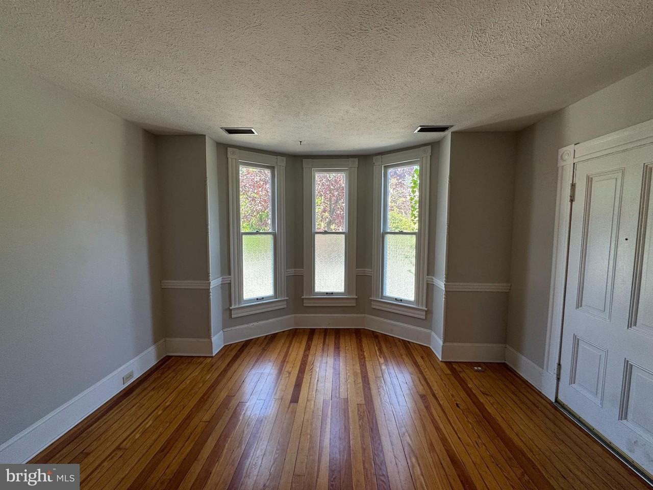 29 W Leicester St - Photo 3 of 9