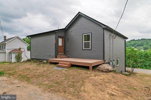 featured image of 33A ET ANDREWS WAY
