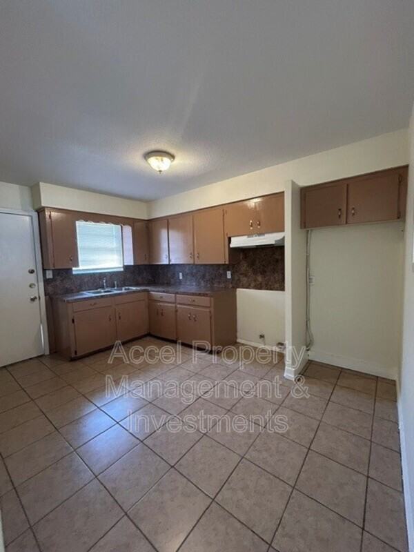2409 Gumwood Ave #1 - Photo 4 of 15