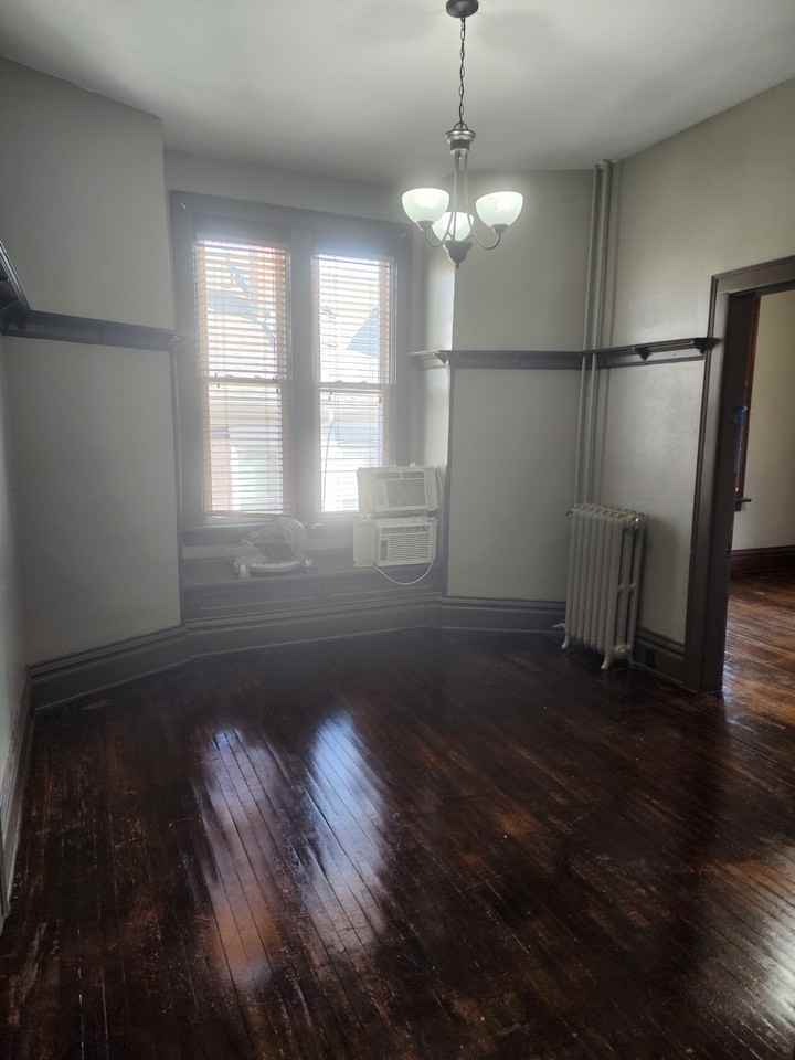 140 Loras Blvd #4 - Photo 5 of 9