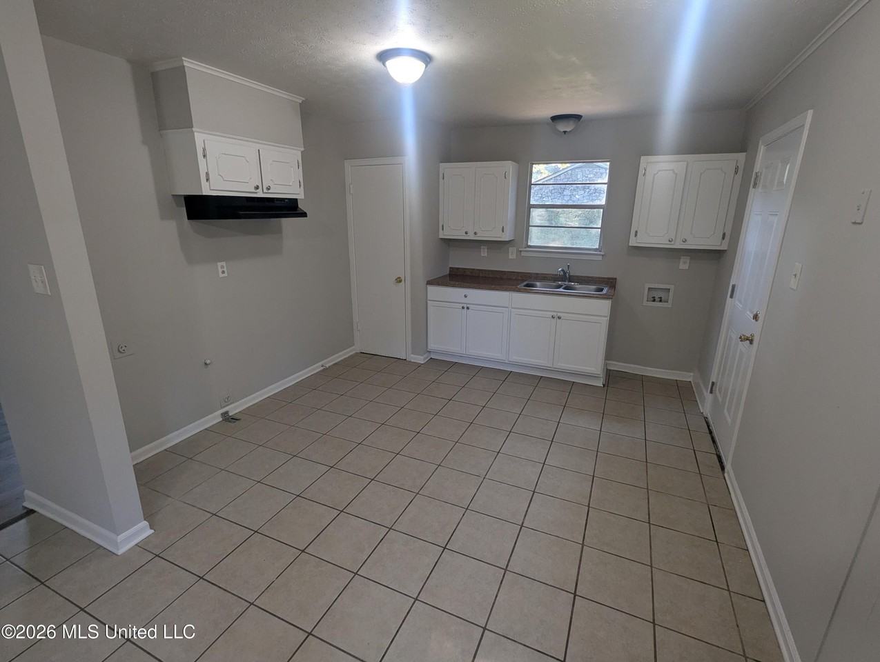 1945 Mississippi Valley Blvd - Photo 4 of 11