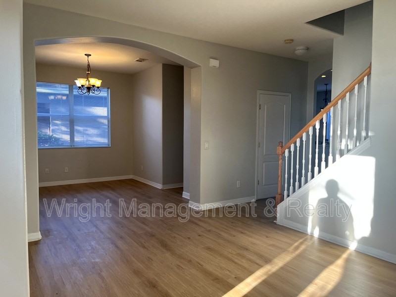 7843 Foxgrove Dr - Photo 4 of 32
