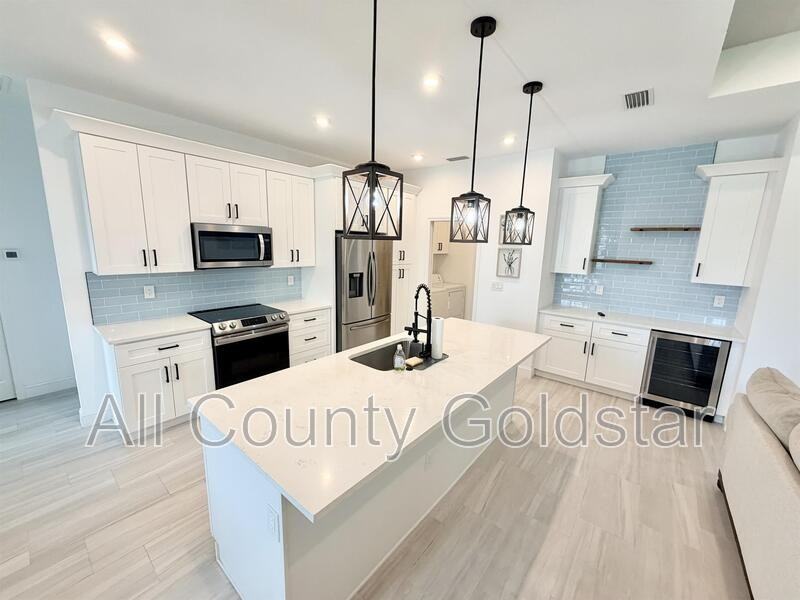 6049 Higgins Ln - Photo 4 of 19