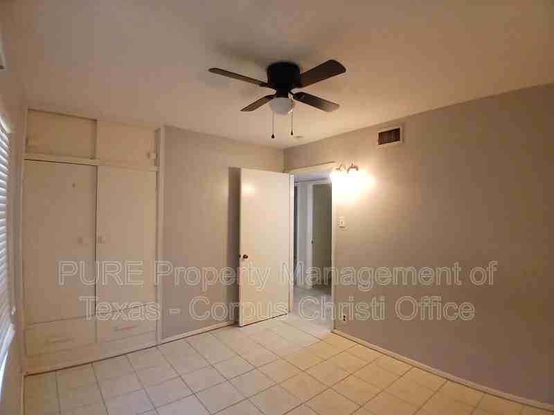 4701 Prinston Dr - Photo 4 of 24
