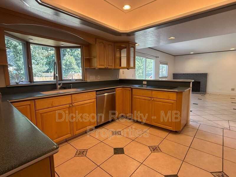 3970 Bolivar Ct - Photo 5 of 31