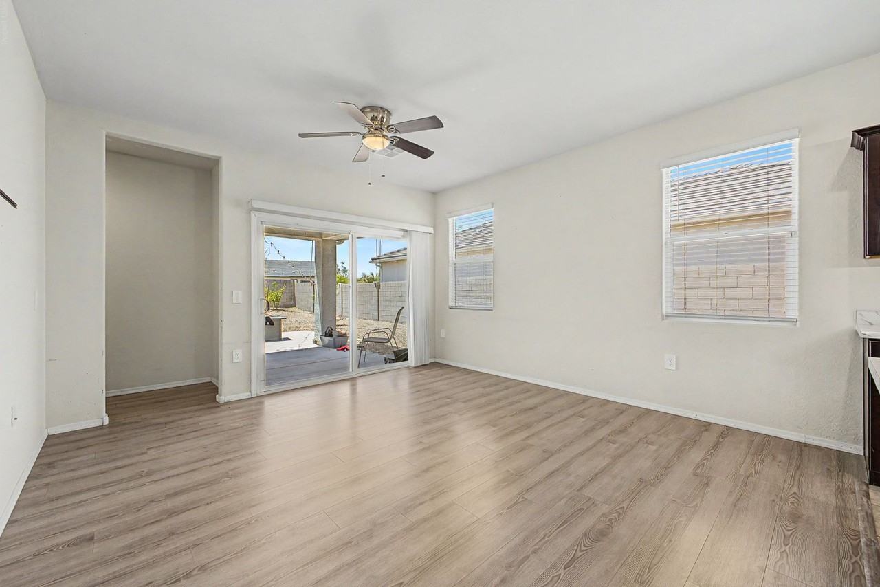 24654 N Corn St - Photo 7 of 33