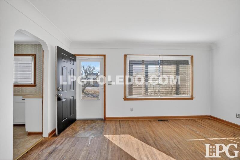 1525 Akron St - Photo 4 of 27