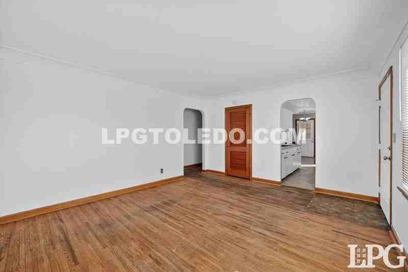 1525 Akron St - Photo 7 of 27