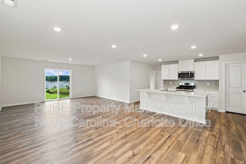 386 Hollingswood Dr - Photo 3 of 15