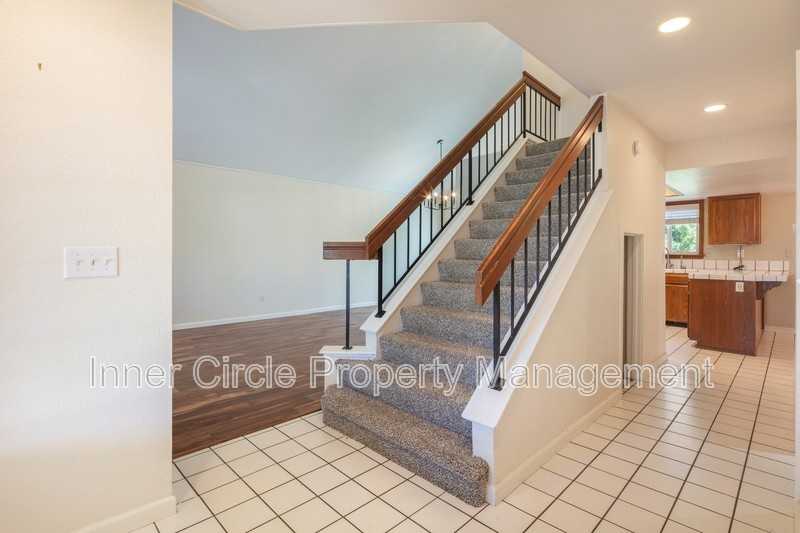 512 Bluerock Dr - Photo 4 of 38
