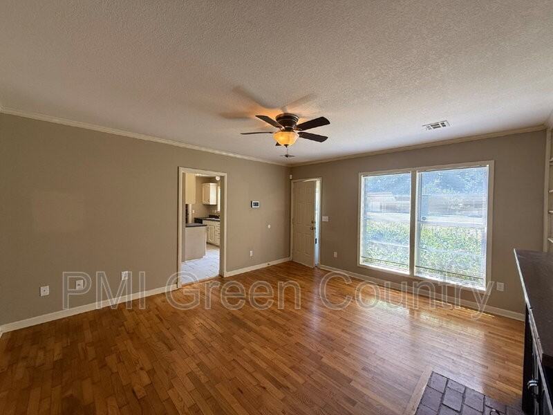5523 S Madison Ave - Photo 5 of 18
