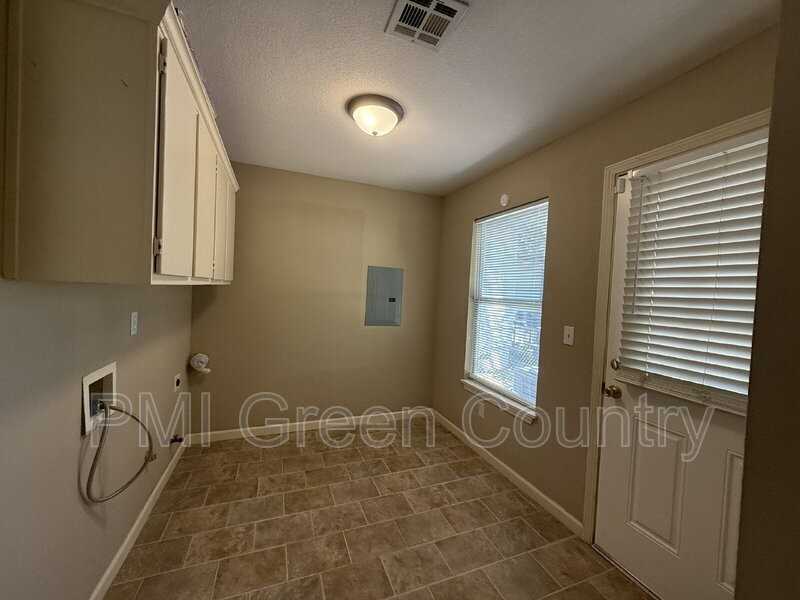 5523 S Madison Ave - Photo 7 of 18